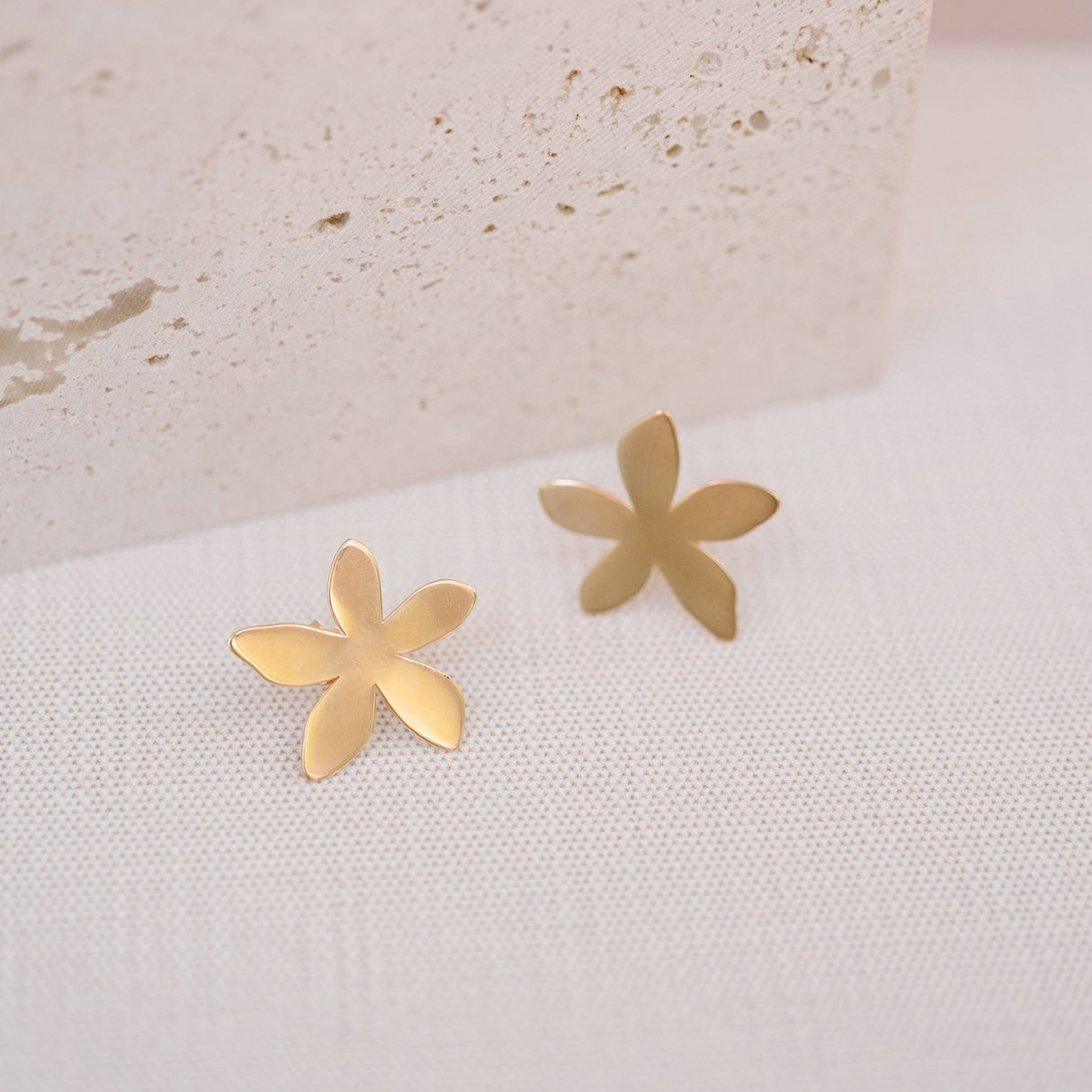 Arete Gde Lilia Gold