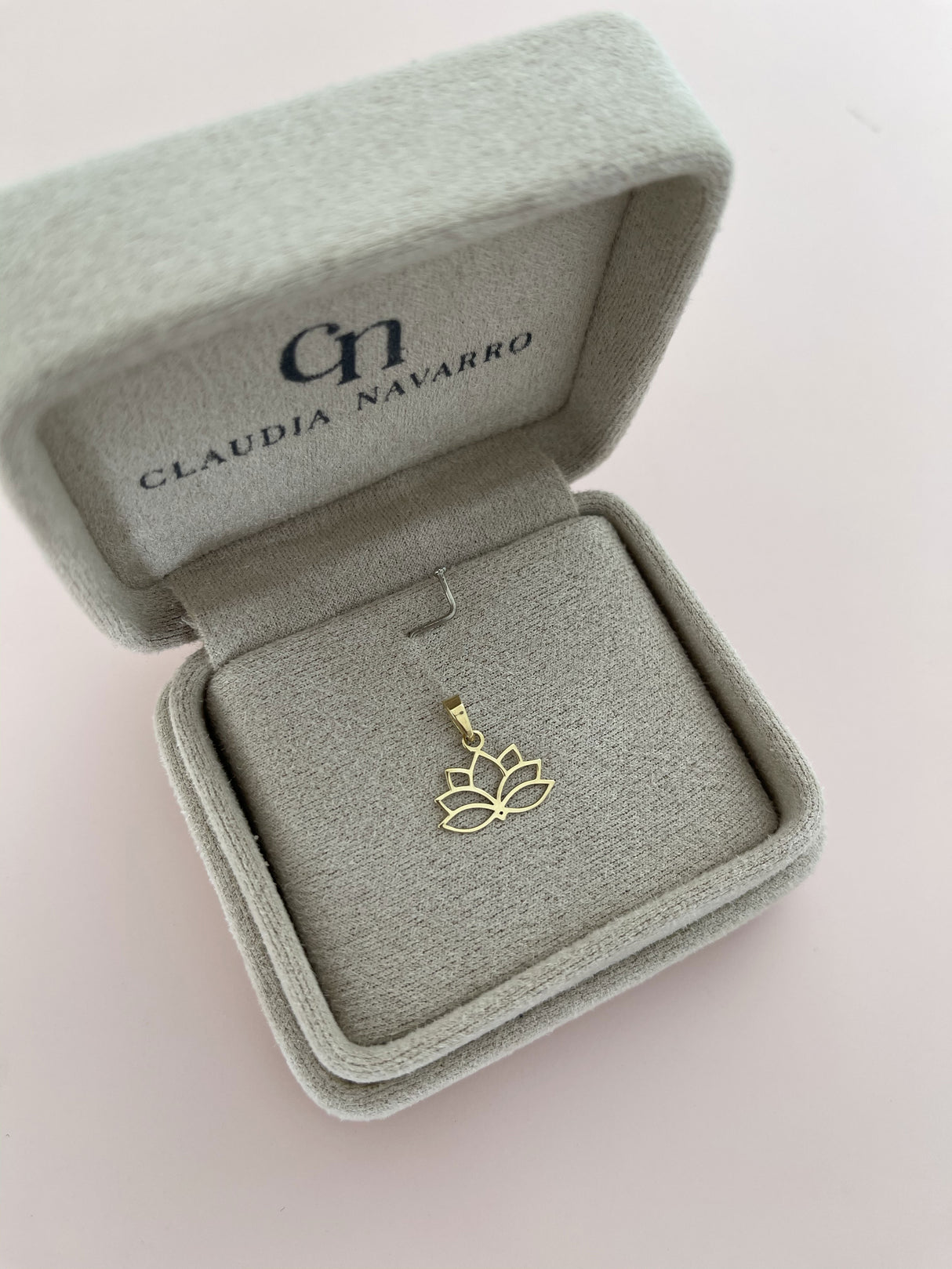 Dije Flor de Loto 18k